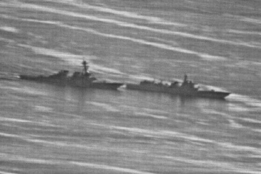 Mỹ tiết lộ video tàu chiến Mỹ - Trung suýt va chạm trên Biển Đông