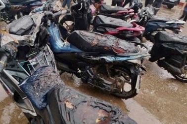 Ít nhất 500 xe máy bị hư hại trong vụ cháy nhà xe công ty giày