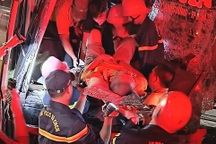 Xe khách va chạm xe tải, 43 người may mắn thoát nạn