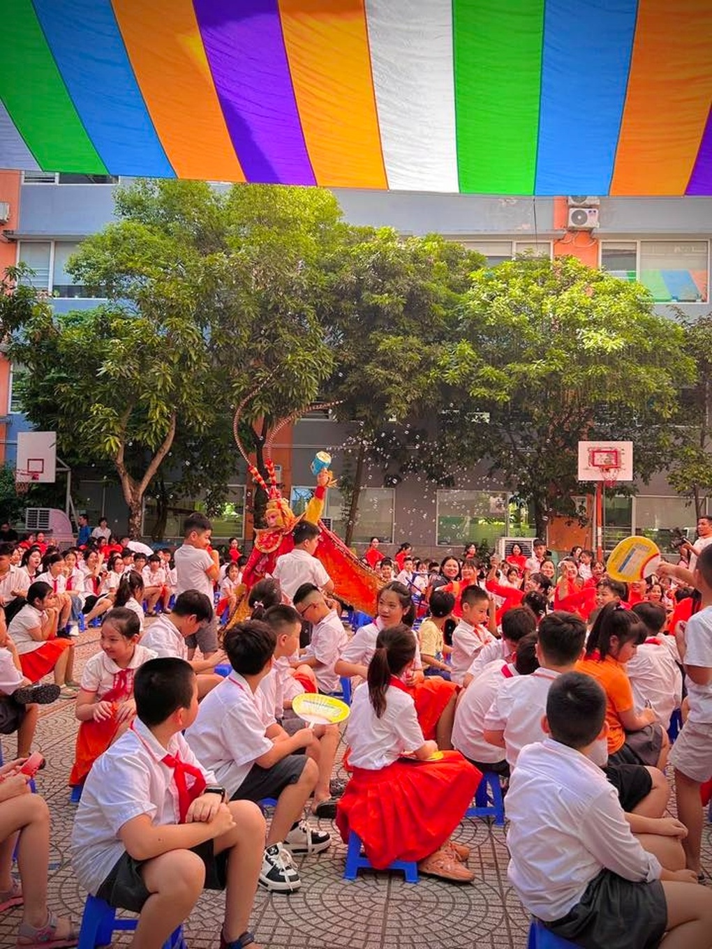 En découvrant que leur enfant « étudiait en secret » pendant toute la première année, les parents sont impuissants à trouver une nouvelle école - 1 Phát hiện con bị “học chui” cả năm lớp 1, phụ huynh bất lực tìm trường mới - 1