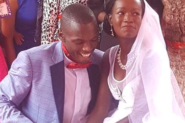 Cái kết đẹp cho cặp đôi kết hôn chỉ với nhẫn cưới trị giá... 1 USD