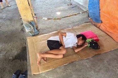 Lời kêu cứu của cậu bé lang thang nằm góc chợ