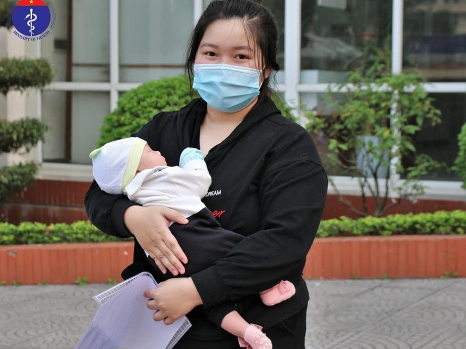 Bé sơ sinh 24 ngày tuổi ở Hải Dương mắc Covid-19 đã khỏi bệnh - 1 Bé sơ sinh 24 ngày tuổi ở Hải Dương mắc Covid-19 đã khỏi bệnh - 1