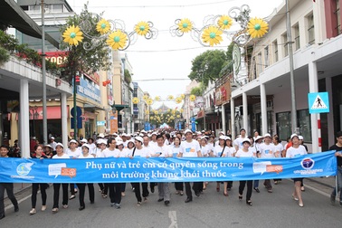 Phó Thủ tướng Vũ Đức Đam cùng đi bộ vì môi trường không khói thuốc