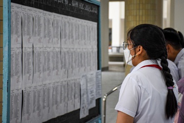 Hơn 15.000 bài thi văn lớp 10 không có điểm 10, tiếng Anh lại ngập "hoa"