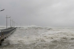 Giữa tâm bão Kalmaegi, hai người lao xuống biển cứu người tự tử