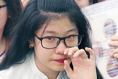 Giọt nước mắt lau vội trong lễ bế giảng THPT Việt Đức