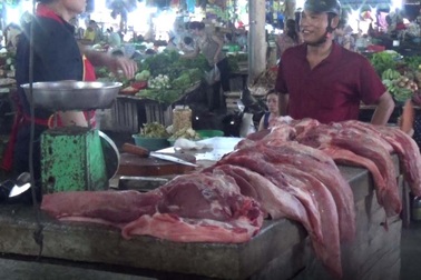 Đề xuất lập quầy bình ổn giá buộc tiểu thương hạ giá thịt lợn