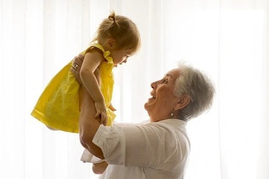 Chế độ nghỉ thai sản dành cho... ông bà khi nhà mới có thêm cháu