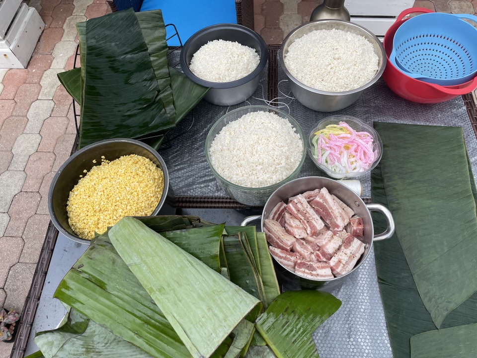 Người Việt ở Mỹ gói bánh chưng đón Tết giữa thời dịch Covid-19 - 1 Người Việt ở Mỹ gói bánh chưng đón Tết giữa thời dịch Covid-19 - 1