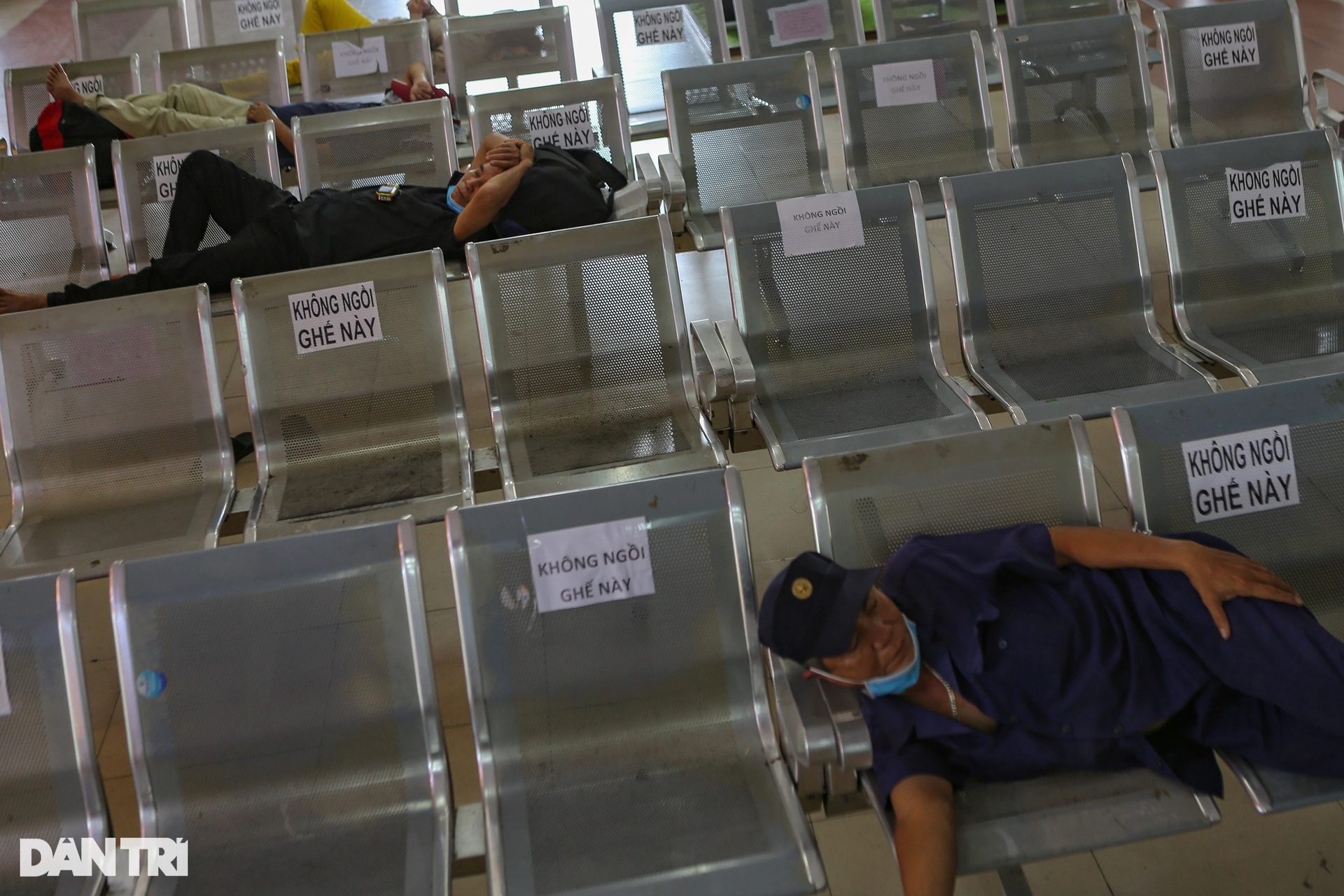 Sân bay Tân Sơn Nhất nhộn nhịp, bến tàu xe ở TPHCM vắng vẻ chiều cuối năm - 10 Sân bay Tân Sơn Nhất nhộn nhịp, bến tàu xe ở TPHCM vắng vẻ chiều cuối năm - 10