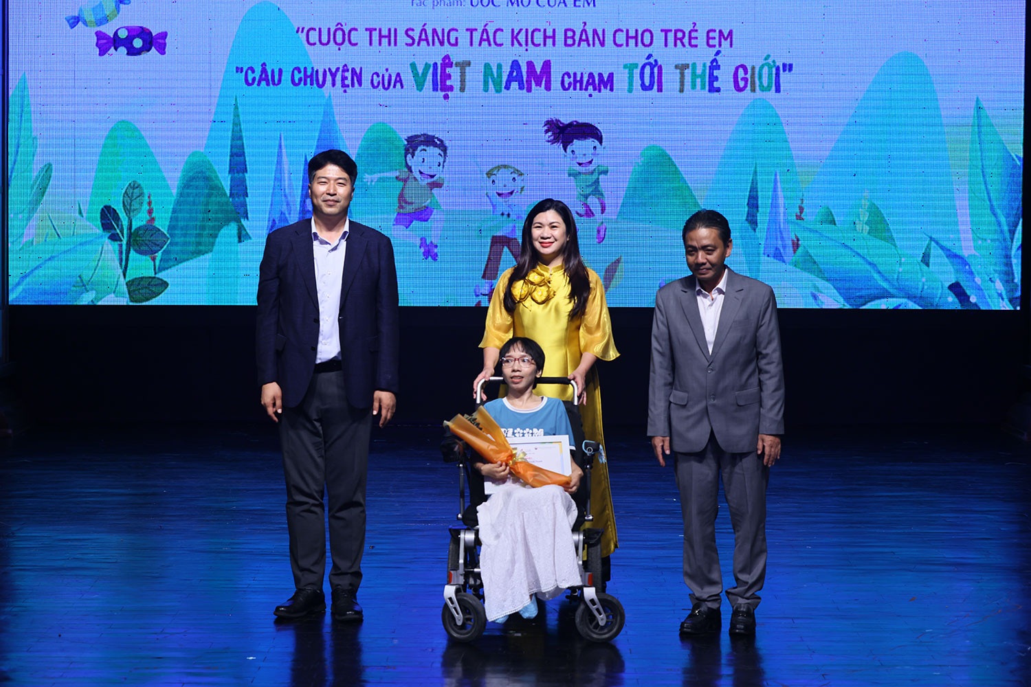 កុមារីជិះរទេះរុញឈ្នះរង្វាន់ទី១ក្នុងការប្រលងសរសេរអក្សរលើឆាក - ១ Cô gái ngồi xe lăn nhận giải nhất cuộc thi sáng tác kịch bản sân khấu - 1