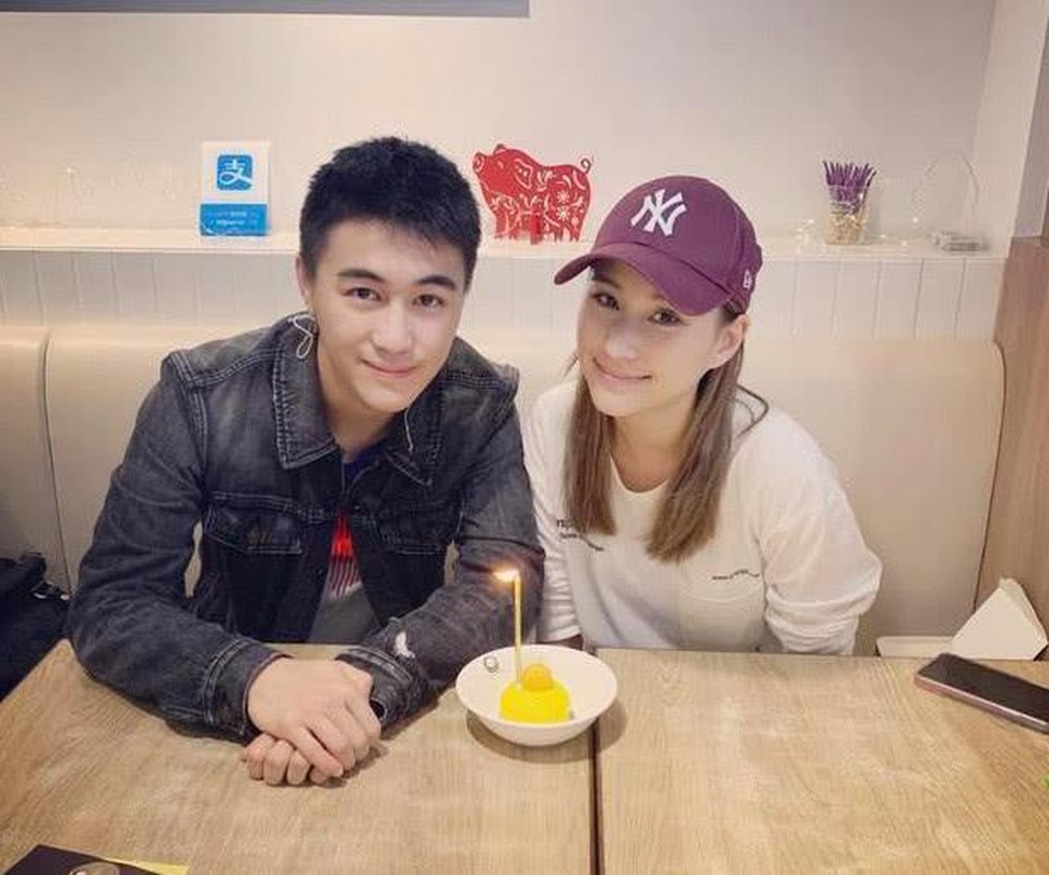 Siêu mẫu Hề Mộng Dao xuất hiện cùng chồng trong tang lễ “vua sòng bạc” - 5 Siêu mẫu Hề Mộng Dao xuất hiện cùng chồng trong tang lễ “vua sòng bạc” - 5