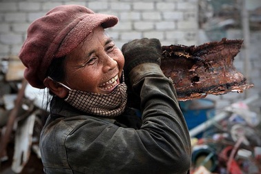 Nét đẹp phụ nữ Việt Nam trong lao động qua con mắt của Lê Bích