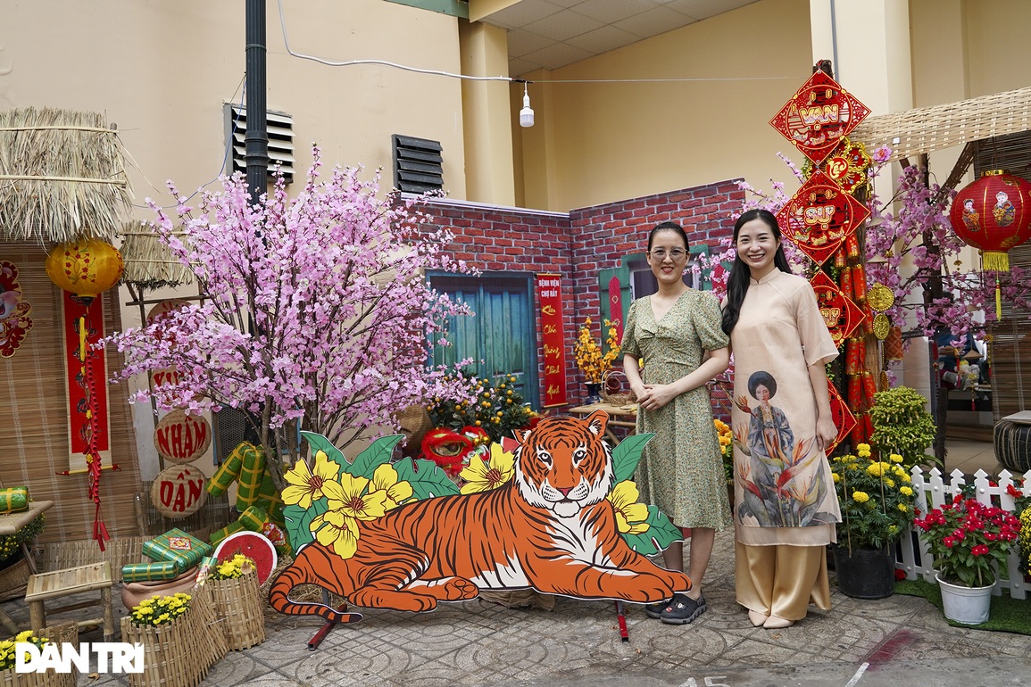Bệnh nhân, y bác sĩ du xuân tại đường hoa bên trong Bệnh viện Chợ Rẫy - 7 Bệnh nhân, y bác sĩ du xuân tại đường hoa bên trong Bệnh viện Chợ Rẫy - 7