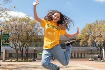 Quy tắc nuôi con của người cha đơn thân có con gái học đại học năm 11 tuổi