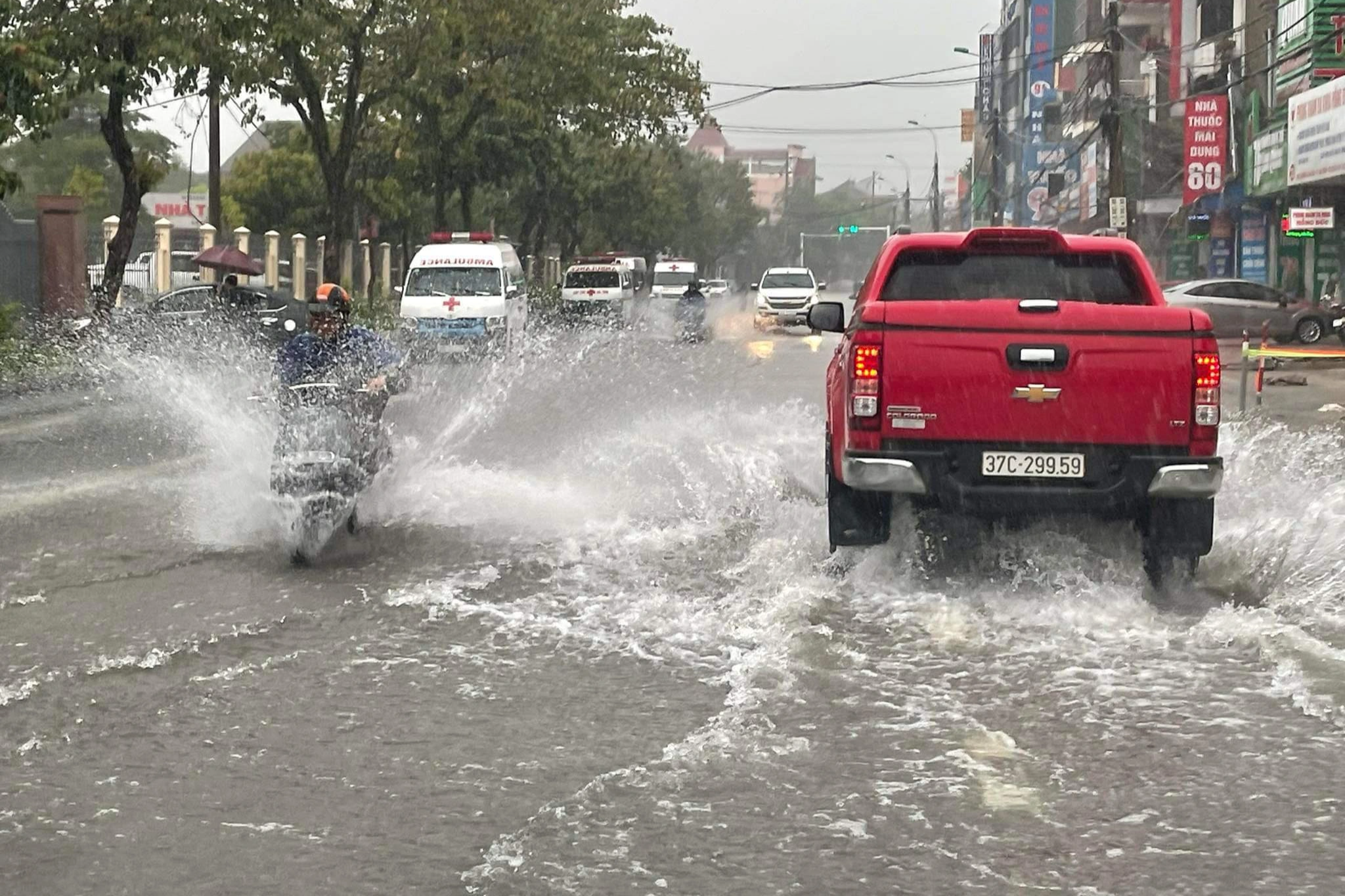 Hàng loạt ô tô chết máy trên đường phố ở Hà Tĩnh sau mưa lớn - 3