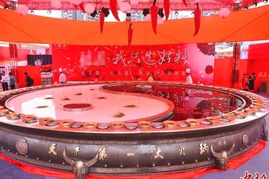 Nồi lẩu "siêu to khổng lồ" nặng 13 tấn, lớn như bể bơi