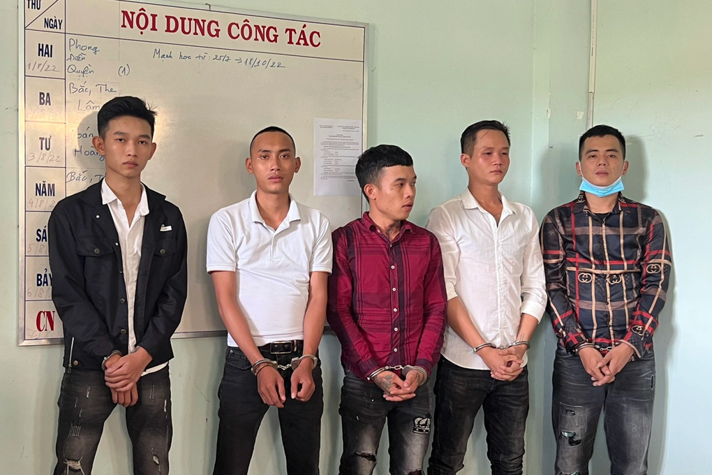 Dìm đầu con nợ vào thùng nước, khóc sướt mướt khi bị khởi tố - 1 Dìm đầu con nợ vào thùng nước, khóc sướt mướt khi bị khởi tố - 1