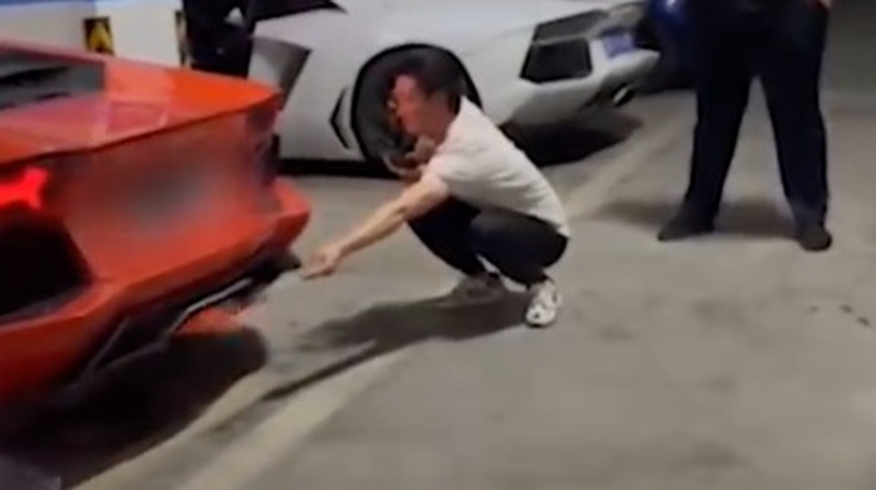Siêu xe Lamborghini suýt cháy rụi vì trò chơi ngông nướng thịt bằng ống xả - 1 Siêu xe Lamborghini suýt cháy rụi vì trò chơi ngông nướng thịt bằng ống xả - 1