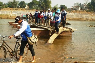 Qua sông thèm một cây cầu