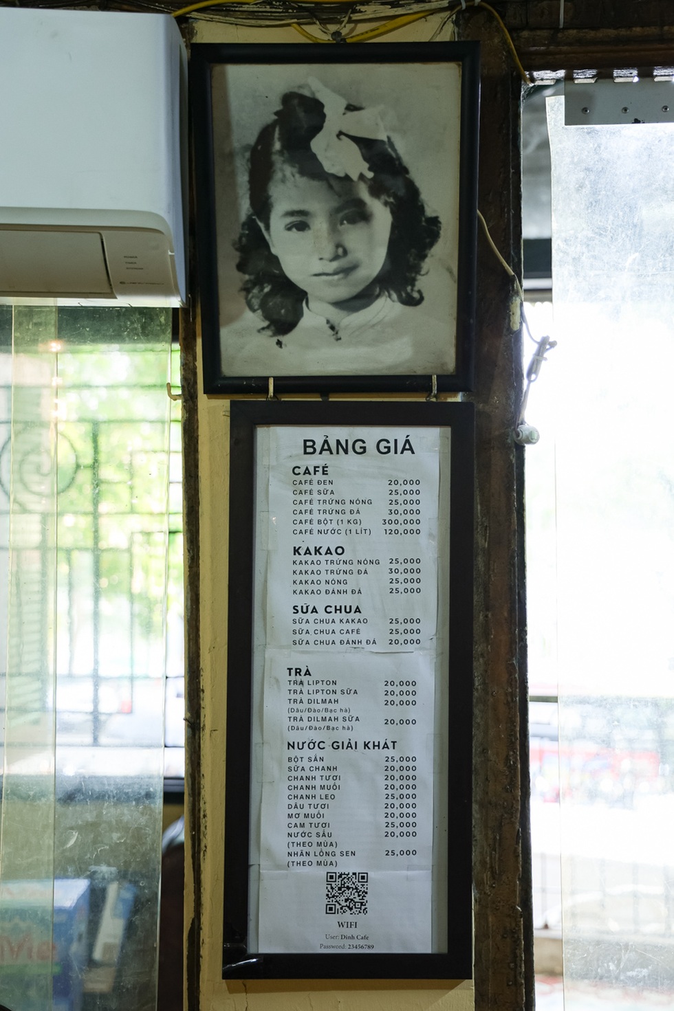 Hà Nội: Quán cà phê 30 năm, khách phải khom lưng, cúi mình vào uống - 4 Hà Nội: Quán cà phê 30 năm, khách phải khom lưng, cúi mình vào uống - 4