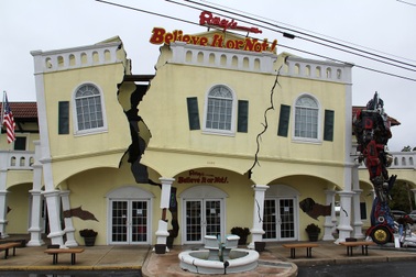 Ngôi nhà "độc nhất vô nhị" tường nứt nẻ như sắp đổ sập bất cứ lúc nào