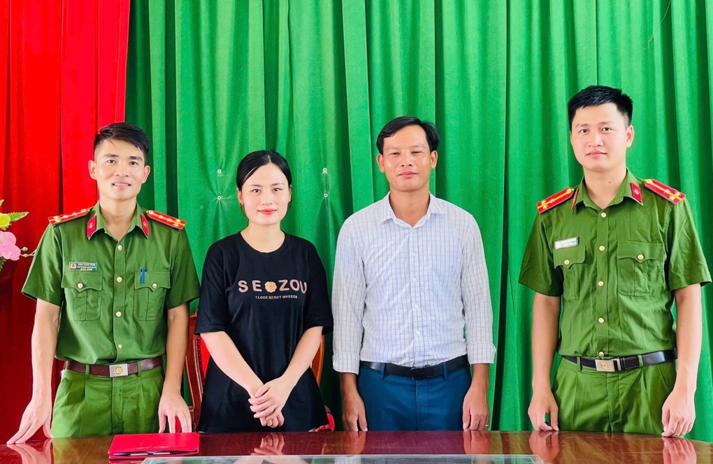 Cô gái Ninh Bình nhận lại 240 triệu đồng chuyển khoản nhầm - 1 Cô gái Ninh Bình nhận lại 240 triệu đồng chuyển khoản nhầm - 1