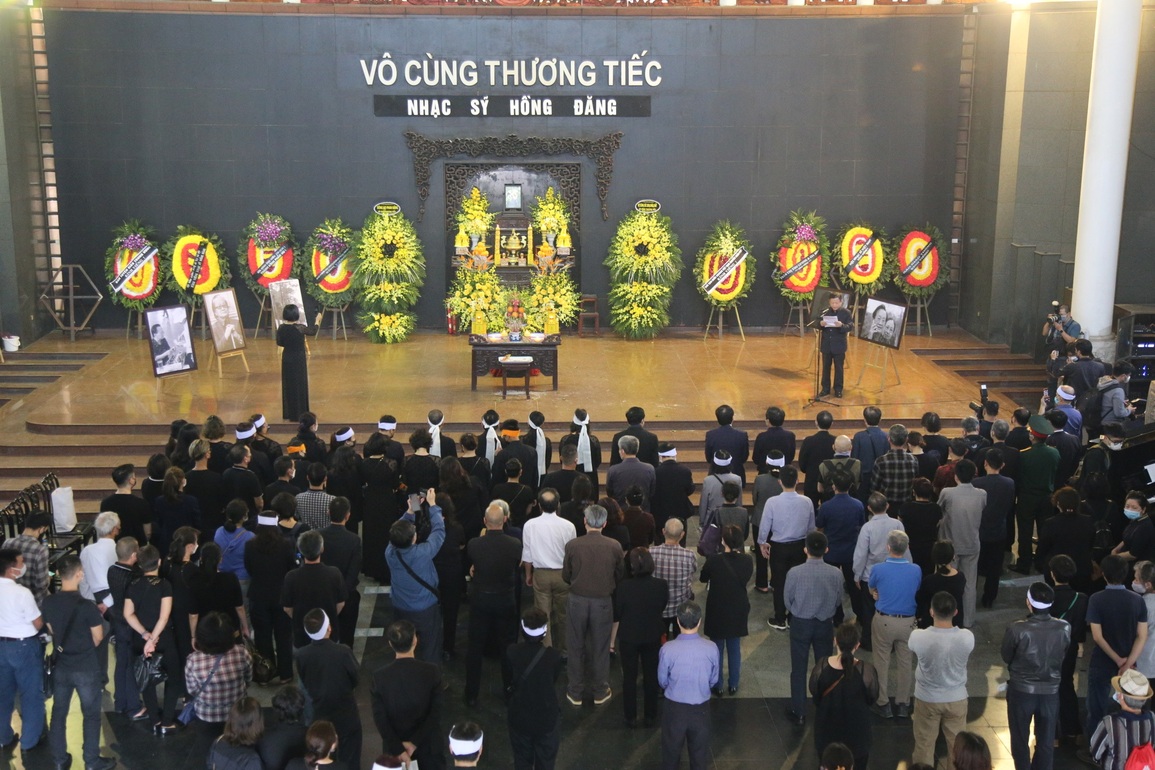 Ca sĩ Mỹ Linh xót xa hát Hoa sữa trong lễ tang nhạc sĩ Hồng Đăng - 14 Ca sĩ Mỹ Linh xót xa hát Hoa sữa trong lễ tang nhạc sĩ Hồng Đăng - 14
