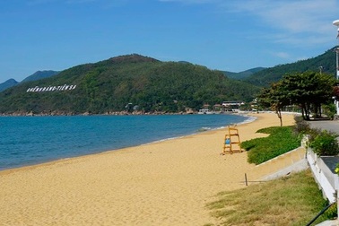 Tỉnh "láng giềng" có Covid-19, Bình Định vội cấm tắm biển, ăn uống tại quán