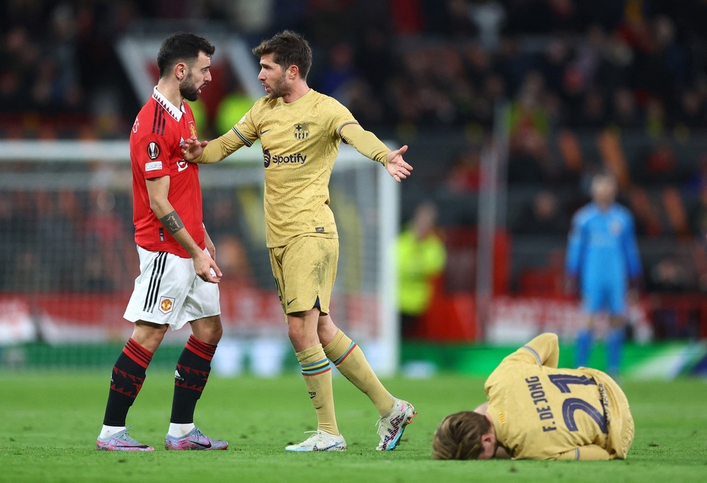 Cầu thủ Barcelona nổi giận với hành động của Bruno Fernandes - 1 Cầu thủ Barcelona nổi giận với hành động của Bruno Fernandes - 1