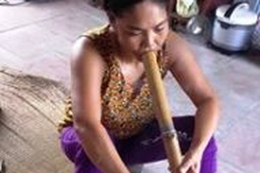 Ở nơi phụ nữ hút thuốc lào từ năm 13, 14 tuổi