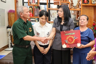 Phu nhân Ngô Phương Ly thăm các gia đình chính sách ở Sơn La