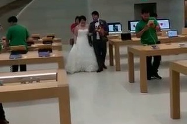 Đám cưới độc đáo ngay trong cửa hàng của Apple