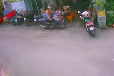 Người phụ nữ bị giật dây chuyền khi đang ngồi ăn sáng