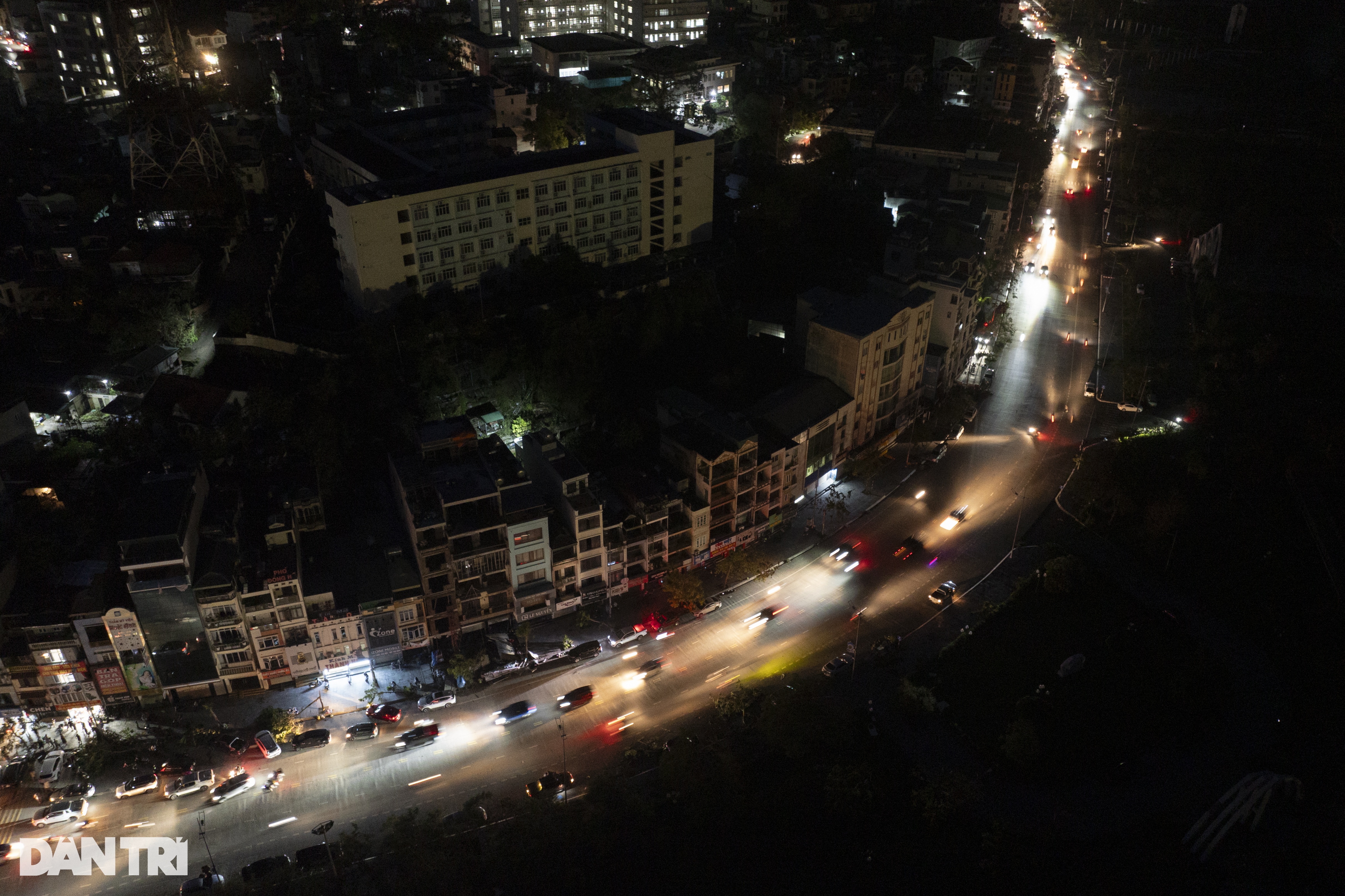 View - TP Hạ Long chìm trong bóng tối, người dân khổ sở vì mất điện, mất nước | Báo Dân trí