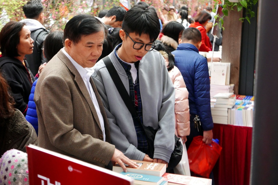 Phố sách Hà Nội đông nghịt người tham quan, mua sắm ngày Tết - 10 Phố sách Hà Nội đông nghịt người tham quan, mua sắm ngày Tết - 10