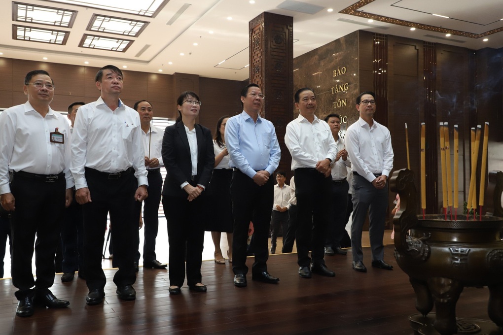 Lãnh đạo TPHCM dự lễ an vị Phòng tưởng niệm Chủ tịch Tôn Đức Thắng - 2 Lãnh đạo TPHCM dự lễ an vị Phòng tưởng niệm Chủ tịch Tôn Đức Thắng - 2