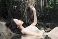 Nhận quà 20/10 chồng tạt vội lề đường mua, tôi sốc khi sờ vào túi áo anh