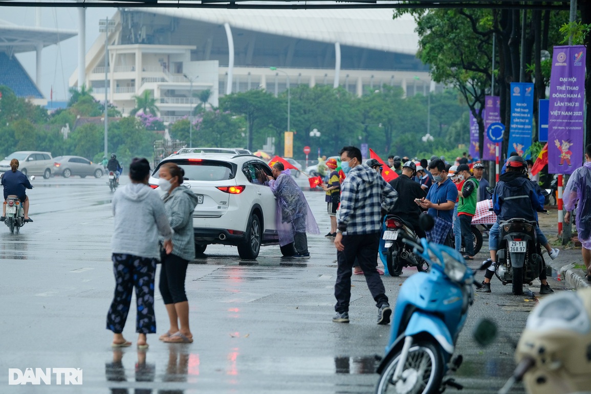 Vé trận chung kết giảm sâu, phe đội mưa đi xả hàng - 4 Vé trận chung kết giảm sâu, phe đội mưa đi xả hàng - 4