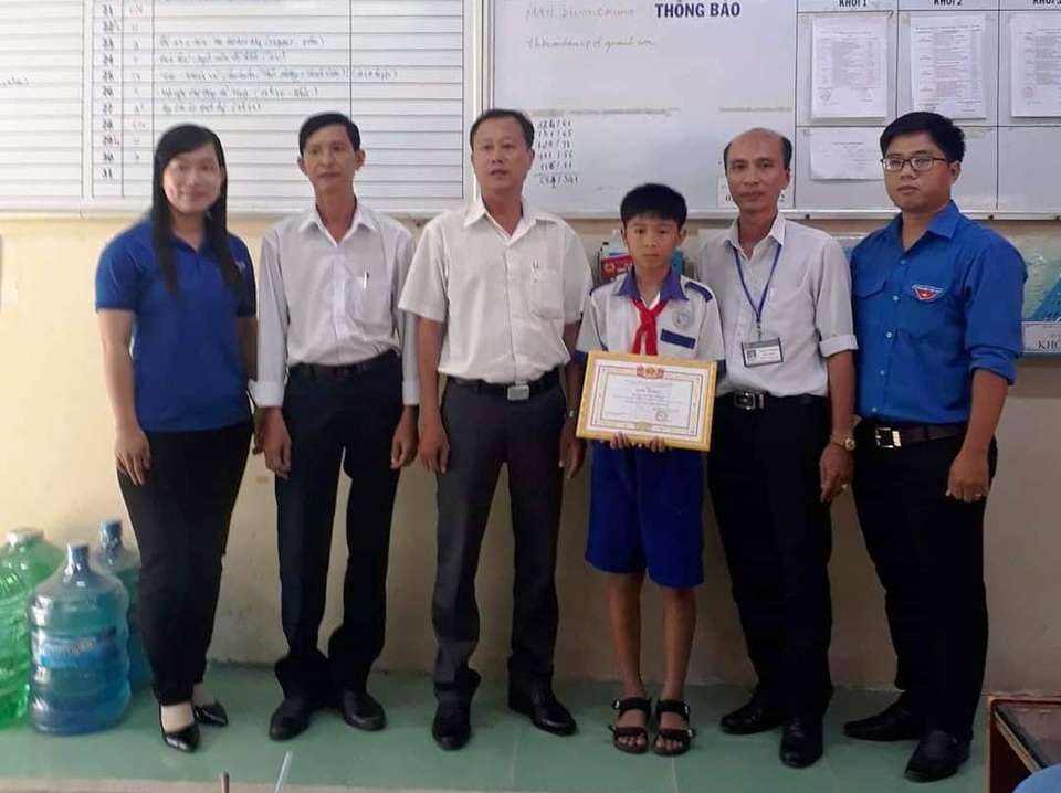Biểu dương học sinh nhặt gần 68 triệu đồng trả lại người đánh rơi - 1 Biểu dương học sinh nhặt gần 68 triệu đồng trả lại người đánh rơi - 1