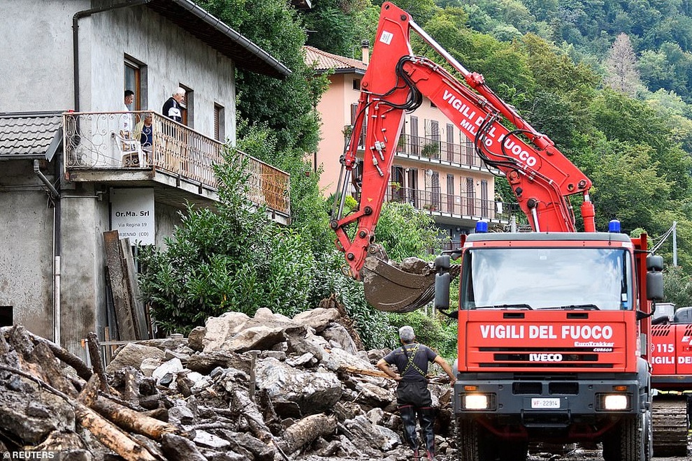 Khoảnh khắc lũ cuốn trôi ôtô ở Italia - 6 Khoảnh khắc lũ cuốn trôi ôtô ở Italia - 6