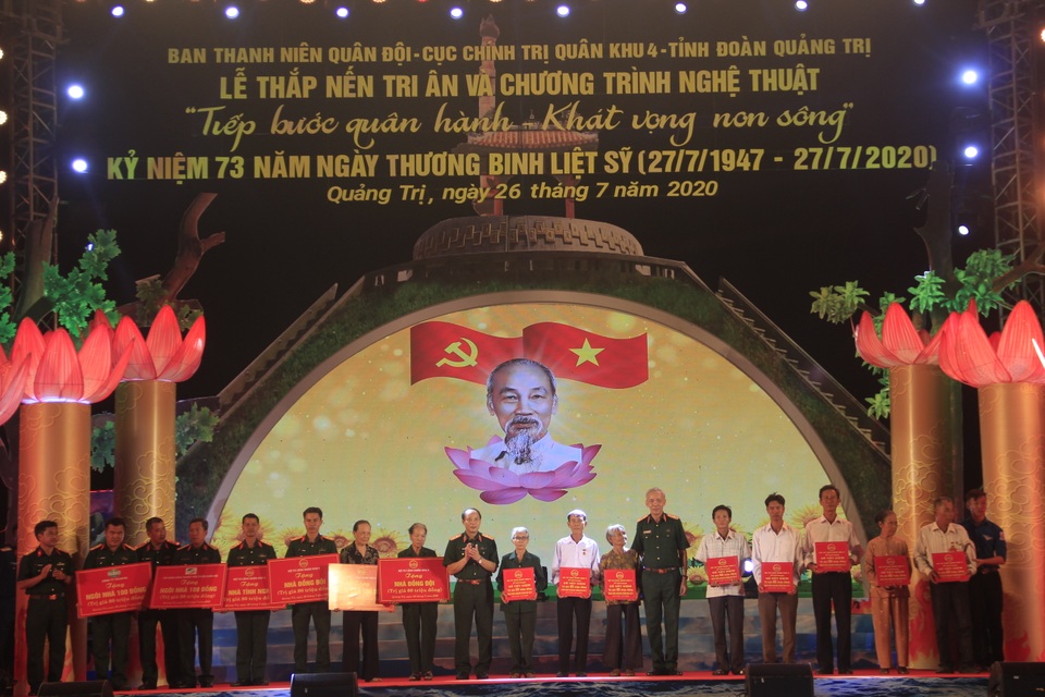 Xúc động chương trình tri ân liệt sĩ trên “đất thiêng” Thành cổ Quảng Trị - 5 Xúc động chương trình tri ân liệt sĩ trên “đất thiêng” Thành cổ Quảng Trị - 5