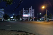 Tỉnh quyết liệt, nhà "cửa đóng then cài", đường phố "vắng như chùa Bà Đanh"