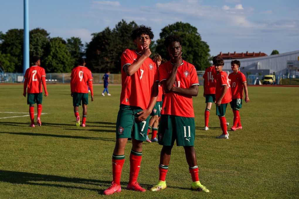 Ronaldo's son shines, helping Portugal U15 win the championship cup - 2 Con trai của Ronaldo tỏa sáng, giúp U15 Bồ Đào Nha giành cúp vô địch - 2