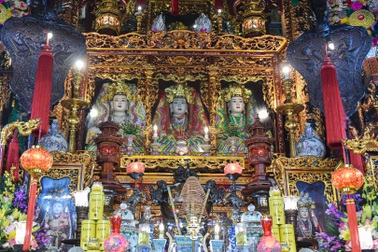 Ba di tích nằm ẩn mình trong ngõ vừa một người đi ở phố cổ Hà Nội