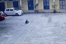 Nữ tài xế cua xe quệt trúng bé trai đang ngồi chơi trong sân