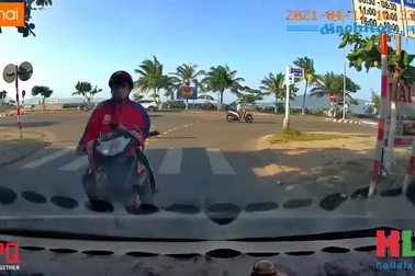 Vừa đi vừa dùng điện thoại, shipper lao thẳng vào đầu ô tô