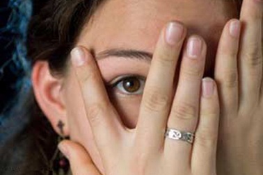 Đang làm “chuyện tế nhị” bị mẹ chồng bắt gặp