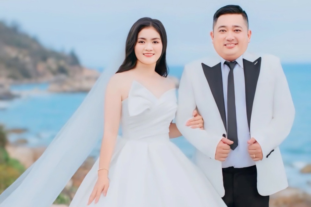 Thằng Cò Phùng Ngọc hôn vợ kém 10 tuổi trong lễ cưới ở quê - 2 Thằng Cò Phùng Ngọc hôn vợ kém 10 tuổi trong lễ cưới ở quê - 2
